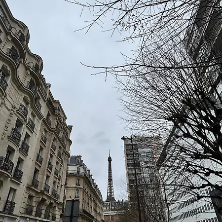Near Eiffel Tower Apartment
